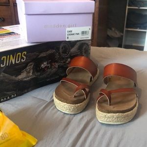 MADDEN GIRL WOMENS CASE PLATFORM SANDAL - COGNAC